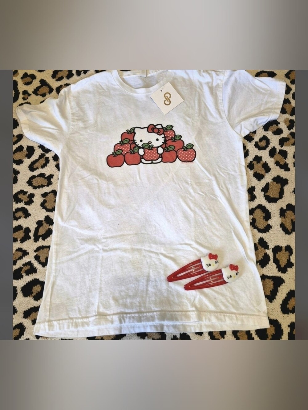 Classic Hello Kitty Apple Pile Graphic Tee Medium with 2 New HK Hair Clips